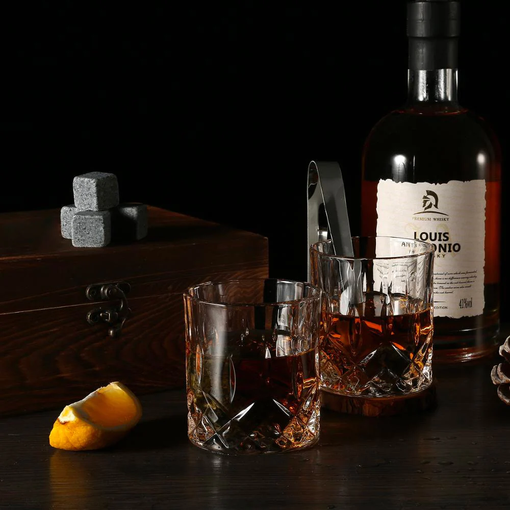 Idee Cadeau Homme Originale - Coffret Cadeau Pierres à Whisky avec Verres à  Whisky - Cadeau Papa Anniversaire - Glacons Reutilisables - Coffret Whisky  : : Cuisine et Maison