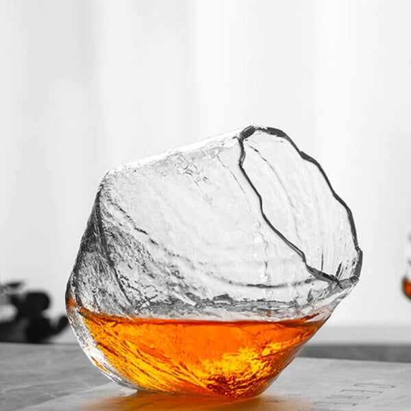 verre à whisky japonais en cristal martelé de côté sur une table
