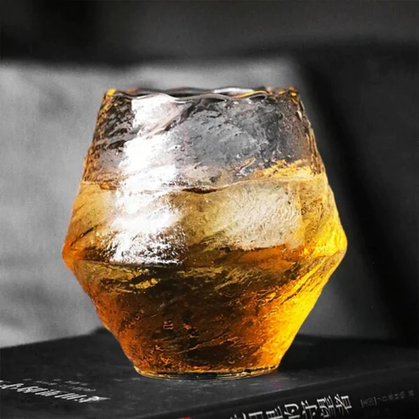 verre à whisky japonais en cristal martelé sur un livre