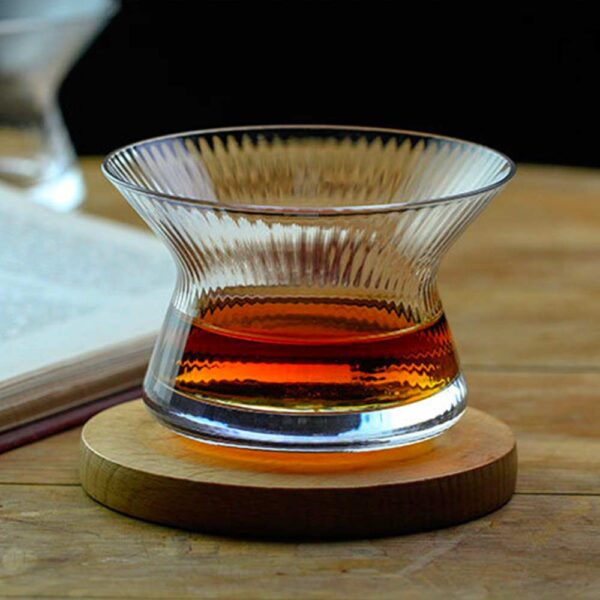 verre à whisky de dégustation japonais au style EDO sur un dessous de verre