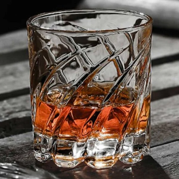 Verre à whisky vintage tumbler en cristal sur une table