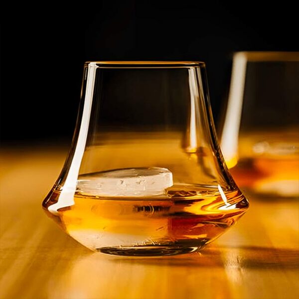 verre à whisky de dégustation snifter avec glaçons