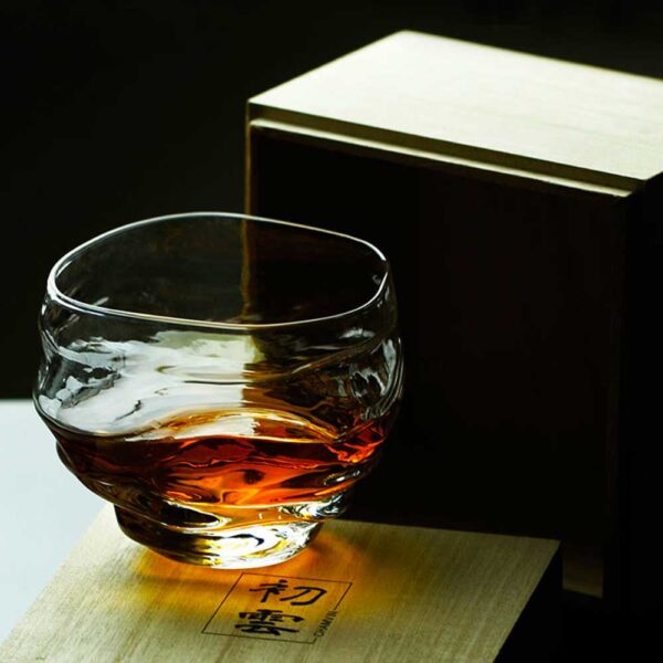 verre à whisky japonais en forme de tempête maritime dans sa boite