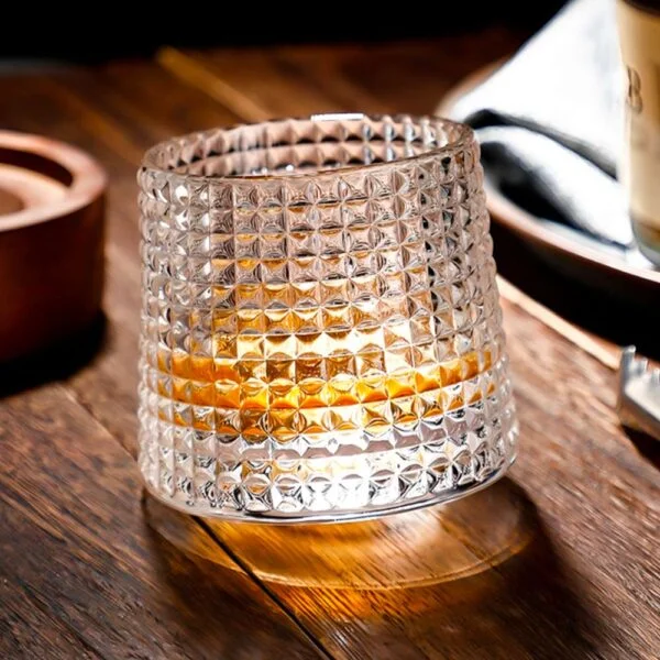 verre à whisky à carreaux sur une table