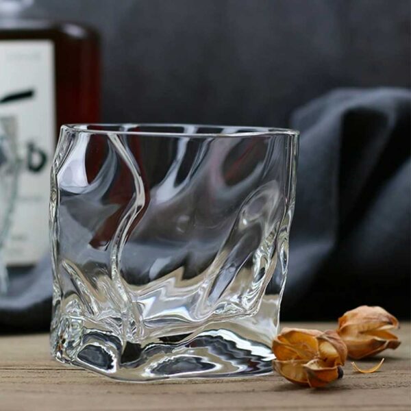 verre à whisky japonais carré déformé sur une table