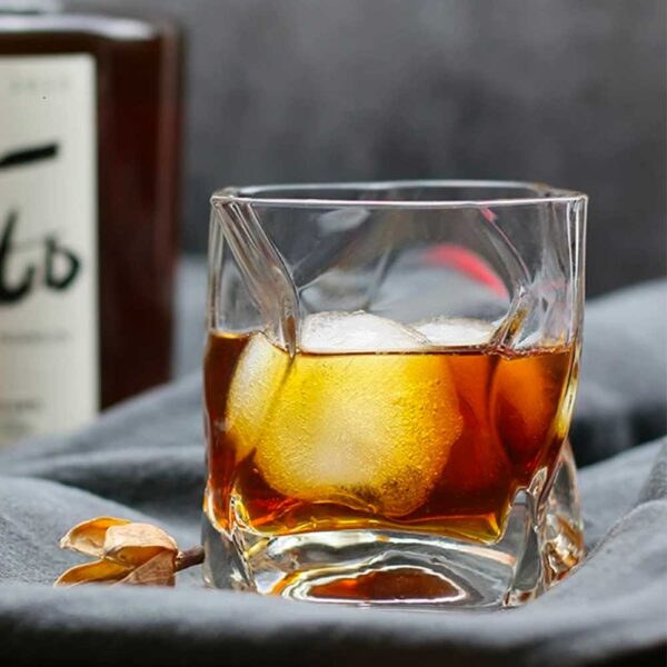 verre à whisky japonais carré déformé avec glaçon