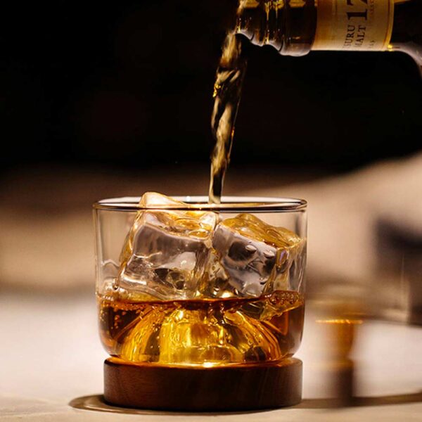 remplissage du verre à whisky japonais avec socle rafraichissant en noyer