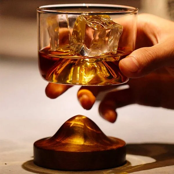 verre à whisky japonais en dehors de son socle rafraichissant en noyer