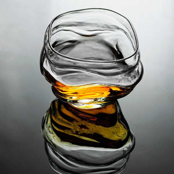 verre à whisky japonais en forme de tempête maritime sur une table