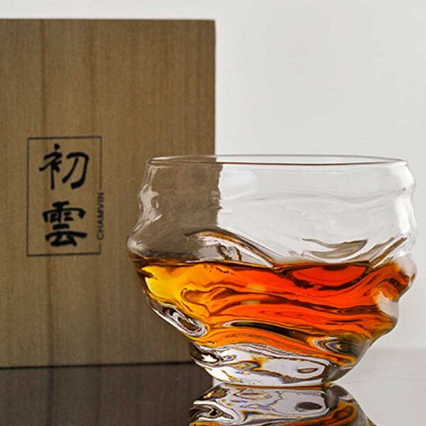verre à whisky japonais en forme de tempête maritime avec une boite en bois