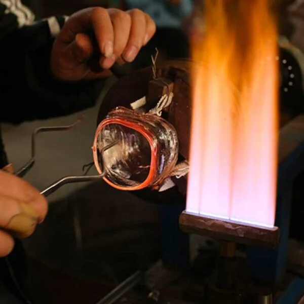 fabrication du verre à whisky japonais en forme de tempête maritime