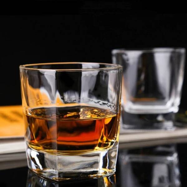verre à whisky carré avec un joli design