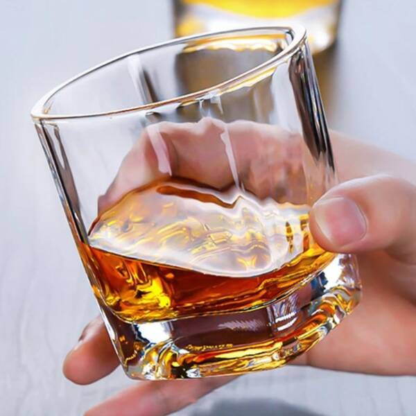 verre à whisky carré parfait pour déguster du whisky