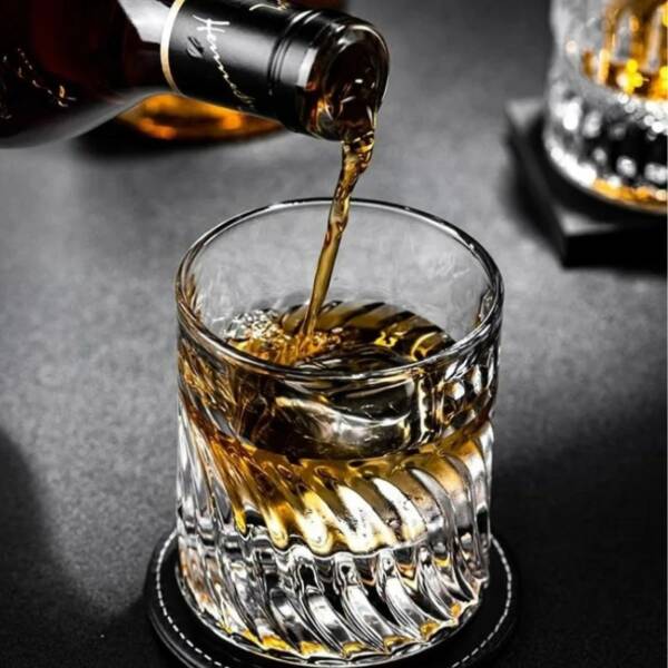 verre à whisky gravé pour servir du whisky