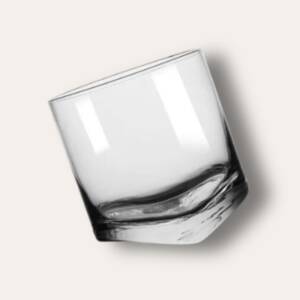 verre à whisky penché d'excellente qualité