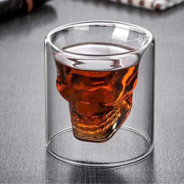 verre à whisky tête de mort avec un design sorti de l'ordinaire