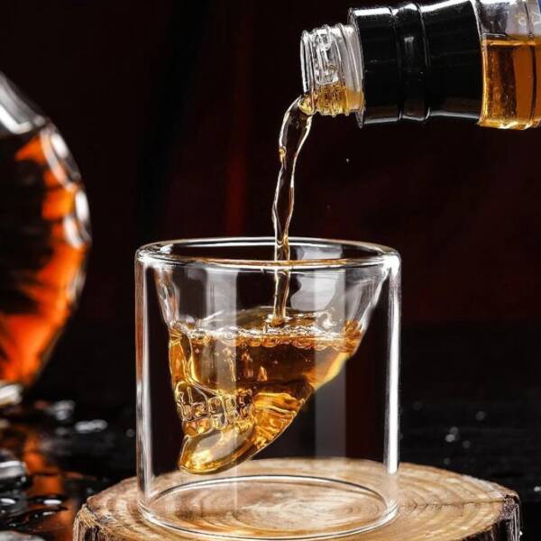 verre à whisky tête de mort parfait pour servir un whisky