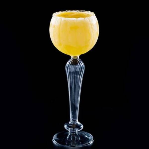 Beau verre a cocktail avec un joli design