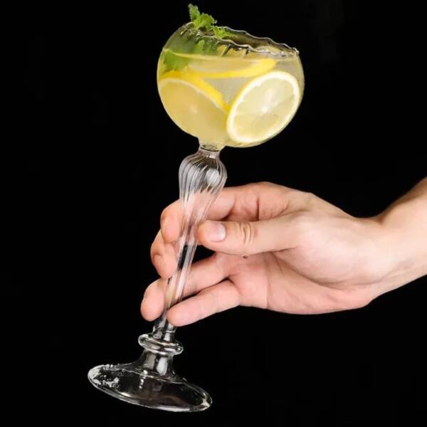 Beau verre a cocktail solide et durable