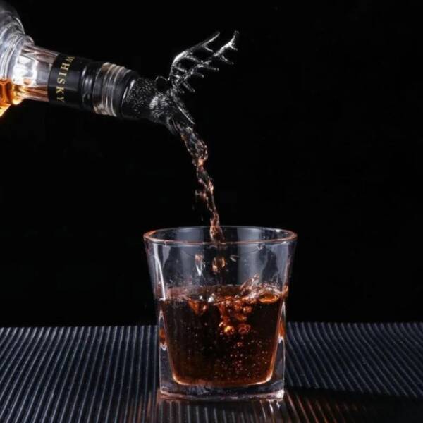Bec verseur cerf parfait pour servir du whisky