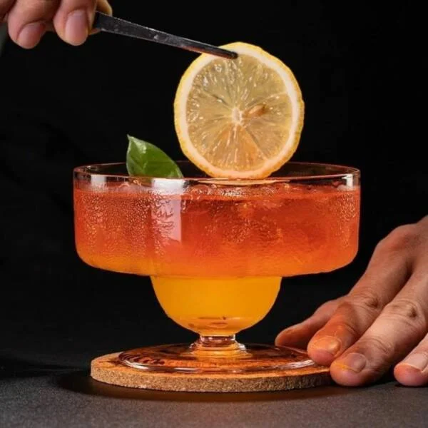 grand verre a cocktail avec un joli design