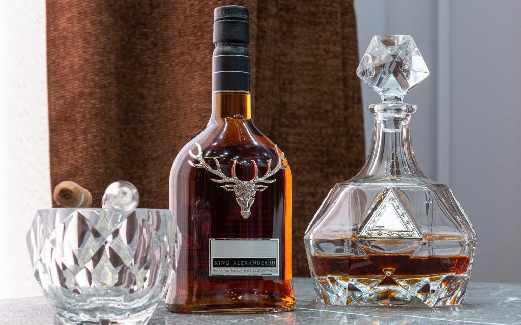 carafe à whisky en cristal avec une bouteille de whisky Dalmore King Alexander III