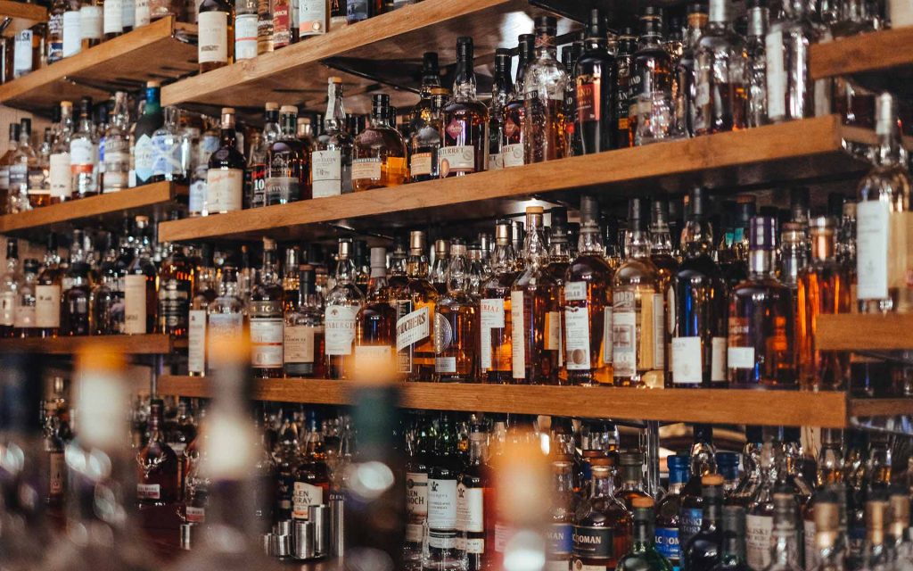 bouteilles de whiskies dans un bar