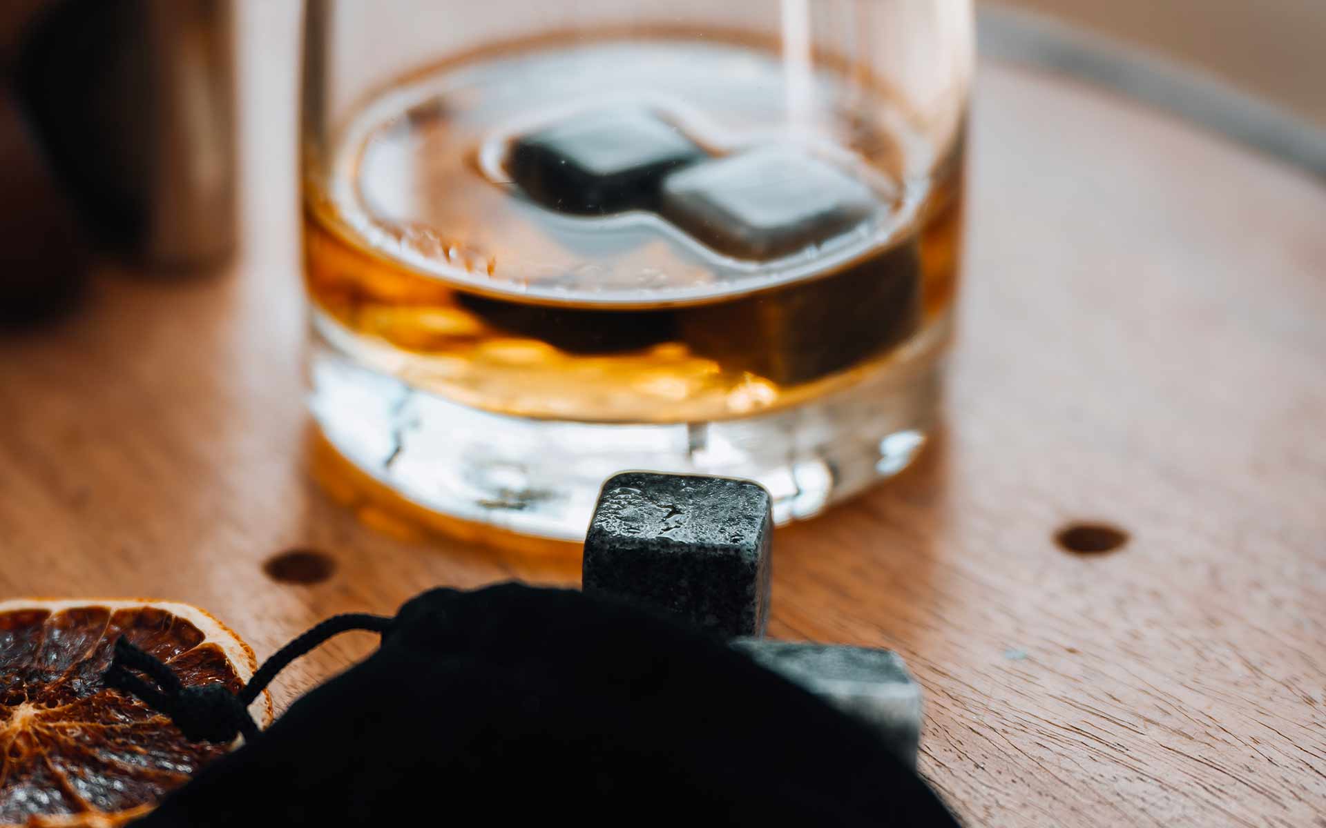 verre à whisky avec pierres