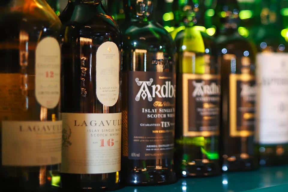 bouteilles de whisky de différentes marques