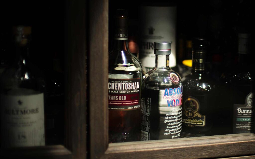 stockage de bouteille de whisky dans un placard