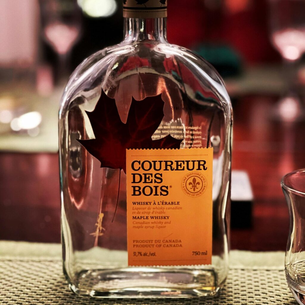 Bouteille vide du whisky canadien au sirop d'érable Coureur des Bois